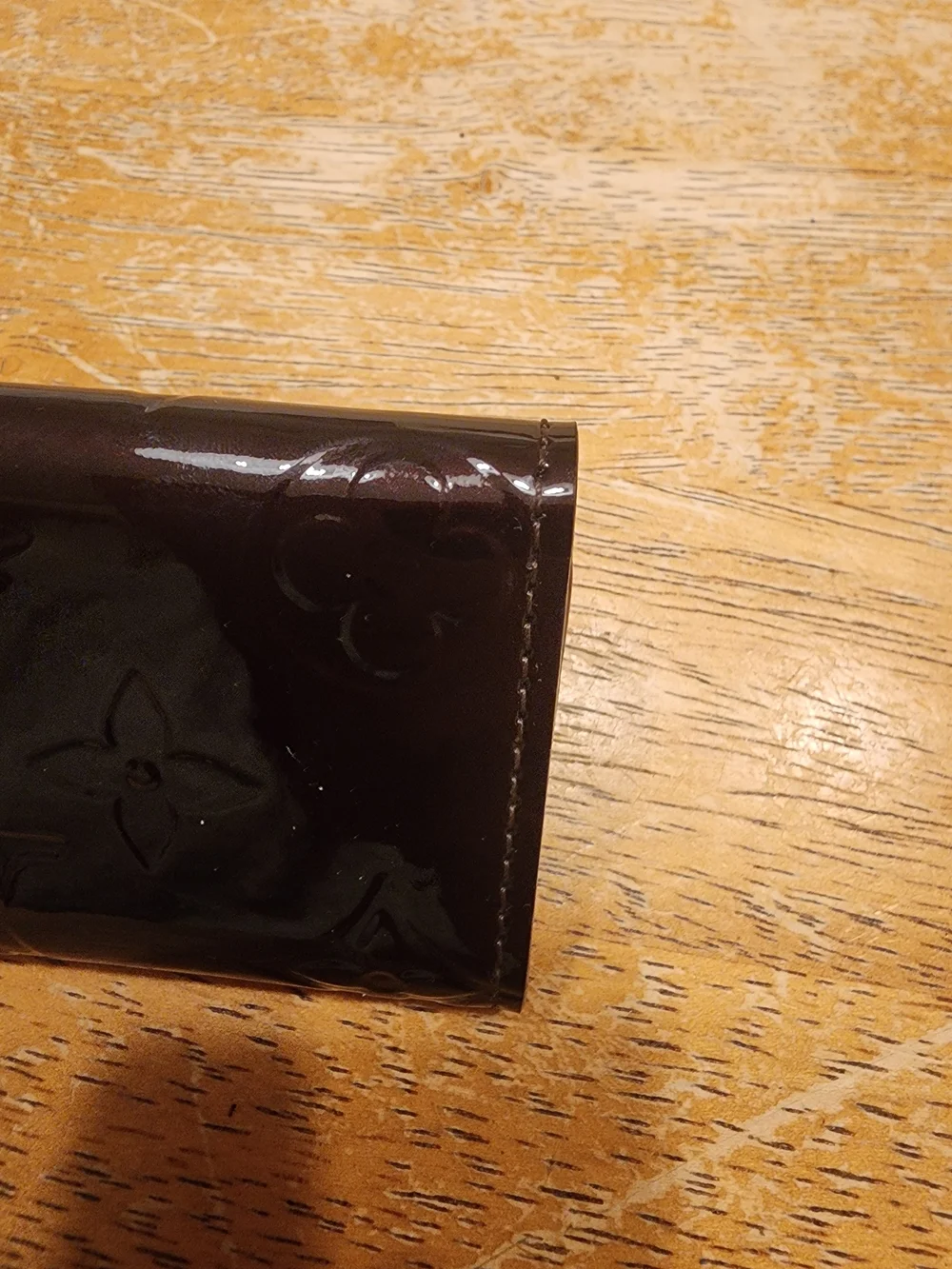 Louis Vuitton Multiclés 4 Key Holder crafted in Monogram Vernis leatherAmarante